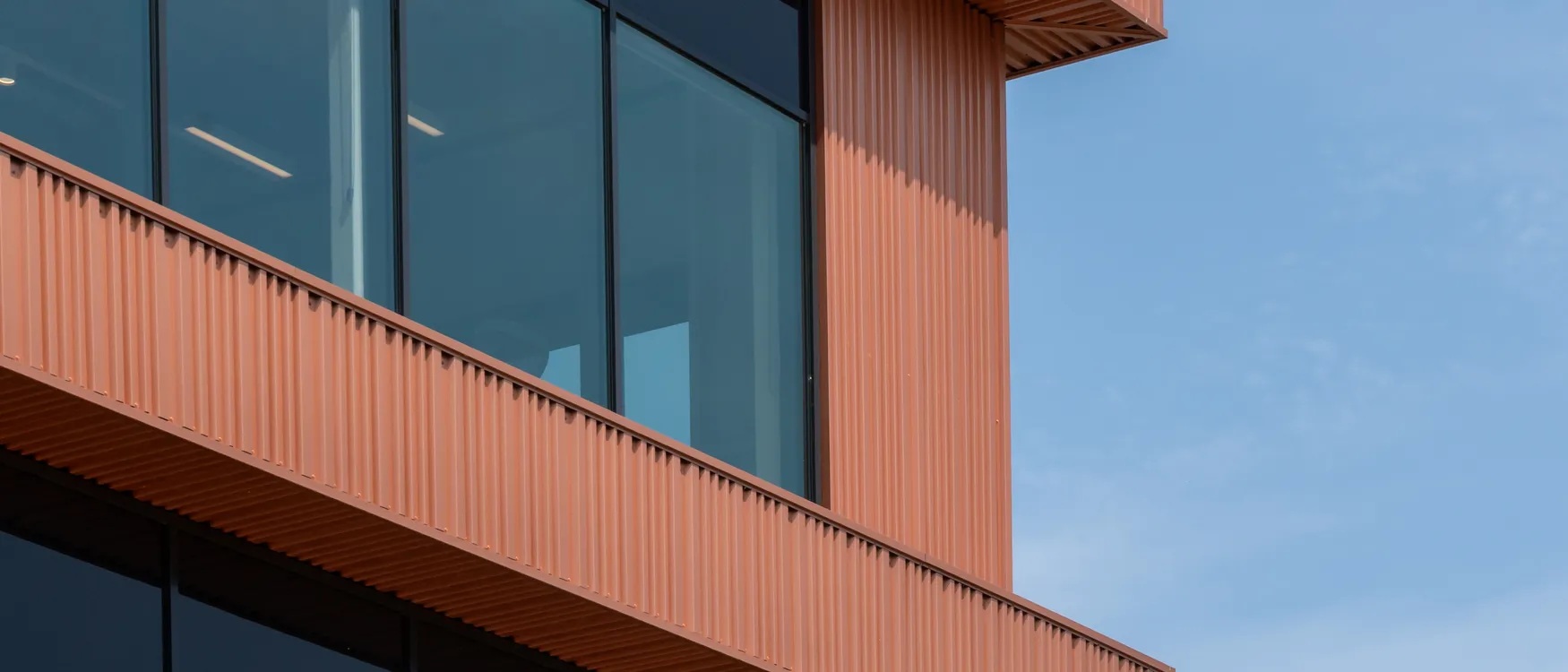 Sfeerfoto van interieur boek met foto's van bedrijfspanden